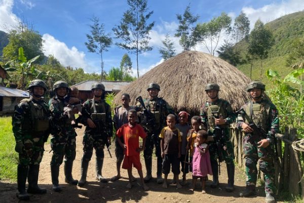 Di Antara Kabut dan Kemanusiaan: Ketika TNI Berbagi Bahagia di Walaik