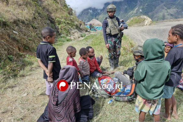 Di Tengah Sunyi Pegunungan Papua, Tangan-Tangan Prajurit Jadi Penawar Luka Rakyat