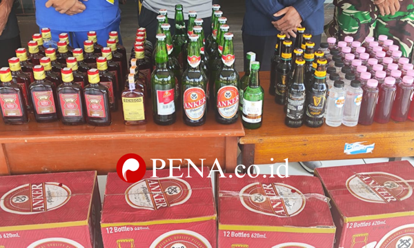 Polisi Musnahkan 187 Botol Miras di Kecamatan Pengkadan