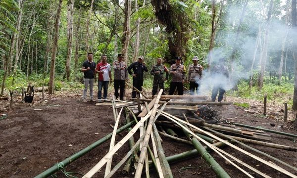 Forkopimcam Kalis Bongkar dan Bakar Arena Sabung Ayam di Nanga Tubuk