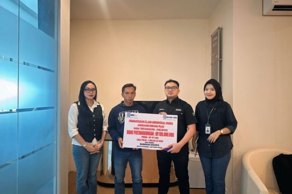 BRI Cabang Putussibau Serahkan Klaim Asuransi Ratusan Juta kepada Keluarga Nasabah yang Meninggal Dunia