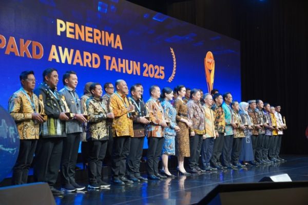 Bupati Kapuas Hulu Terima Penghargaan TPAKD Award tahun 2025 di Jakarta